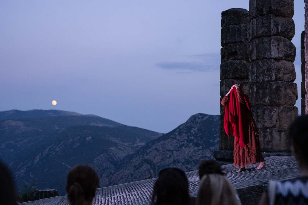 Anamnesis Delphi - The Oracles of Water / Maria Papageorgiou performing on the temple of Apollo in Delphi